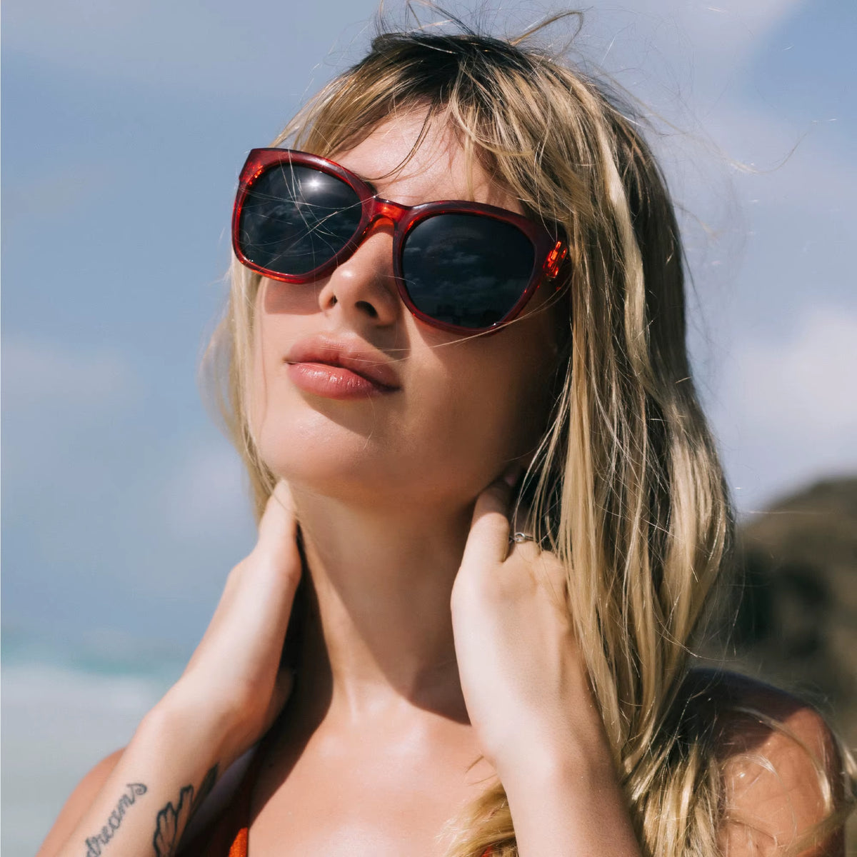 Vrouw aan zee met de Fien oversized zonnebril